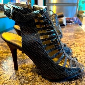 Worthington women’s size 8 heels.